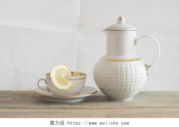 木质桌子上的茶杯茶壶绿茶与背景白色的木桌上的茶壶杯.